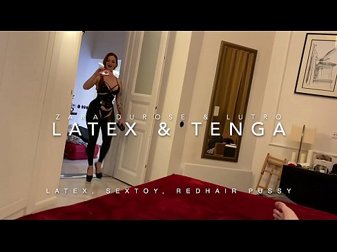 ❤️ Dada wa kambo mwenye kichwa chekundu akiwa amevalia vazi la latex alilobanwa na kaka wa kambo Video ya ngono ❌