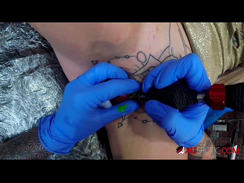 ❤️ Mrembo mwenye tatoo nyingi sana Sully Savage alijichora tattoo kwenye kisimi chake Video ya ngono ❌